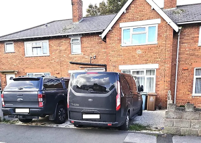 Bassett Hse, 3 Bdr, Free Onsite Parking, Supper Fast Wifi, 4 Beds,